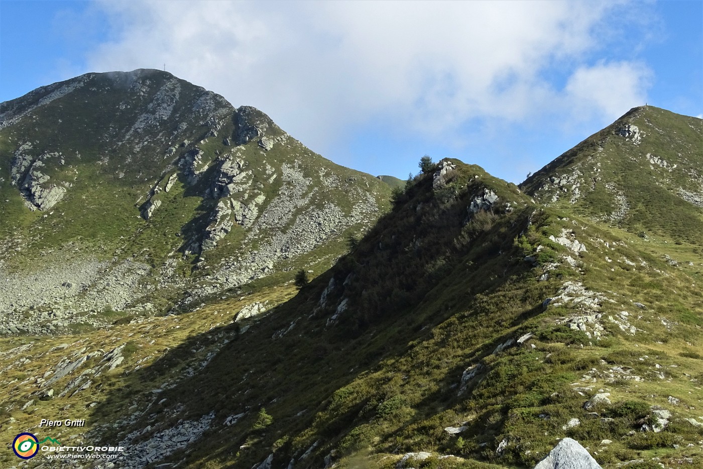 27 Dalla cimetta vado a risalire  Cima Villa e Pizzo delle segade ora libere dalla nebbia e baciate dal sole .JPG